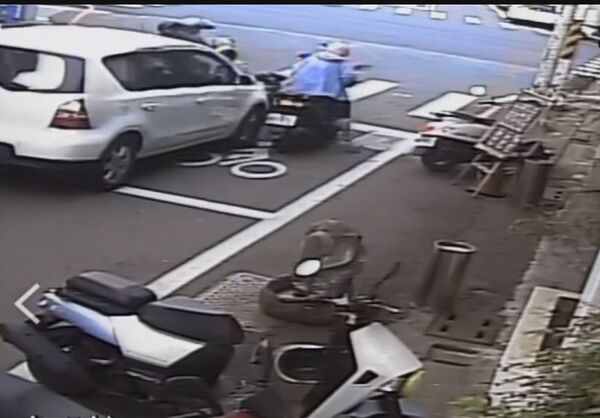 ▲肇事男子撞死女騎士後將車棄置在山邊小路。（圖／民眾提供）