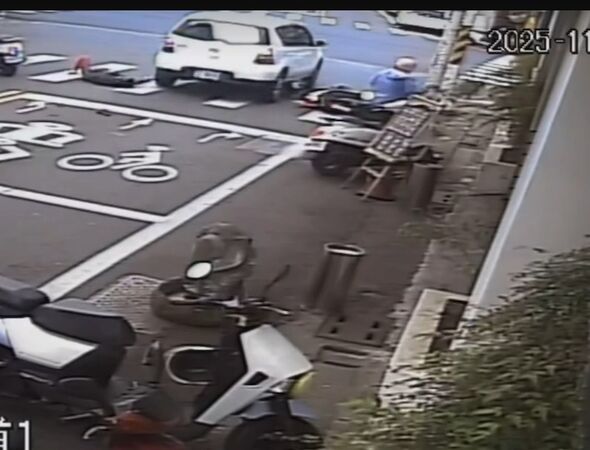 ▲肇事男子撞死女騎士後將車棄置在山邊小路。（圖／民眾提供）