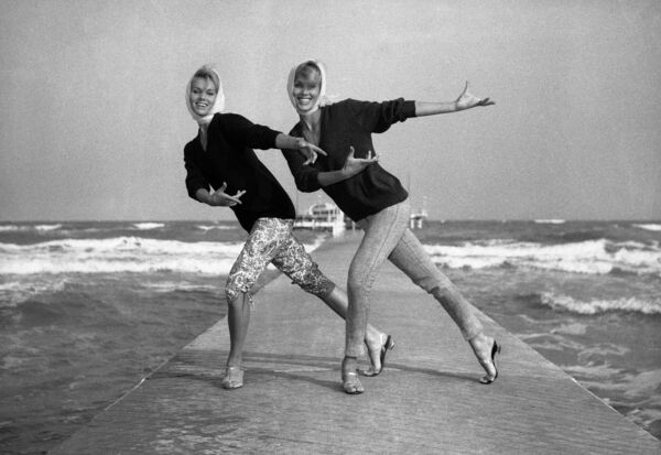 ▲▼曾以「國家美腿」之名紅遍歐洲舞台的德國傳奇雙胞胎舞者艾麗絲與艾倫．凱斯勒（Alice & Ellen Kessler） 。（圖／達志影像／美聯社）