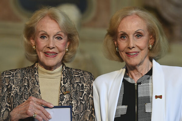 ▲▼曾以「國家美腿」之名紅遍歐洲舞台的德國傳奇雙胞胎舞者艾麗絲與艾倫．凱斯勒（Alice & Ellen Kessler） 。（圖／達志影像／美聯社）