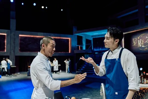 ▲黃偉晉(右)跟主廚溝通。（圖／三立提供）