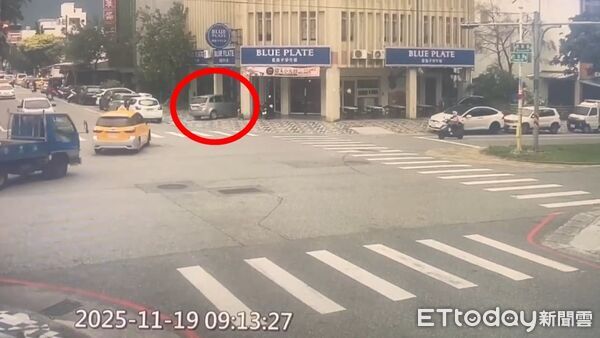 ▲花蓮早午餐店遭汽車衝撞，整起事件一共2人受傷。（圖／地方中心翻攝，下同）