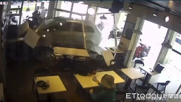 ▲花蓮早午餐店遭汽車衝撞，整起事件一共2人受傷。（圖／地方中心翻攝，下同）