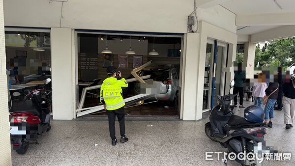 ▲花蓮早午餐店遭汽車衝撞，整起事件一共2人受傷。（圖／地方中心翻攝，下同）