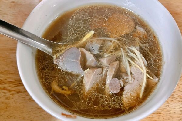 ▲▼逢甲當歸鴨麵線。（圖／部落客飛天璇的口袋授權提供）