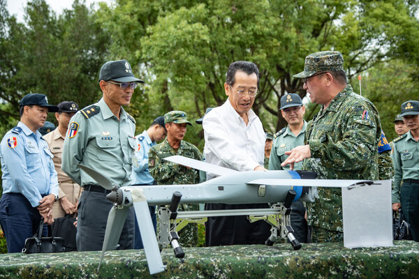 ▲顧立雄聽取專人說明Altius-600M攻擊型無人機性能諸元。（圖／國防部提供）