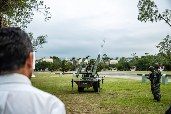 ▲顧立雄觀看Altius-600M攻擊型無人機發射程序演練。（圖／國防部提供）