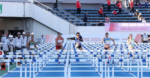 ▲田徑女子100公尺跨欄好手許樂決賽中跑出14秒40佳績奪銀、田徑女子100公尺跨欄好手許樂克服傷勢陰霾，站上聽奧舞台展現佳績、運動部鄭世忠政務次長(右)現場祝賀許樂(左)奪牌，期勉再接再厲，為自己及國家爭取最高榮譽。（圖／運動部提供）