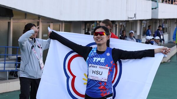 ▲田徑女子100公尺跨欄好手許樂決賽中跑出14秒40佳績奪銀、田徑女子100公尺跨欄好手許樂克服傷勢陰霾，站上聽奧舞台展現佳績、運動部鄭世忠政務次長(右)現場祝賀許樂(左)奪牌，期勉再接再厲，為自己及國家爭取最高榮譽。（圖／運動部提供）