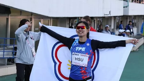 ▲田徑女子100公尺跨欄好手許樂決賽中跑出14秒40佳績奪銀、田徑女子100公尺跨欄好手許樂克服傷勢陰霾，站上聽奧舞台展現佳績、運動部鄭世忠政務次長(右)現場祝賀許樂(左)奪牌，期勉再接再厲，為自己及國家爭取最高榮譽。（圖／運動部提供）