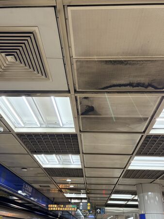 ▲▼忠孝復興站、忠孝新生站通風口大面積泛黑、灰塵堆積結塊，天花板明顯污漬。（圖／王欣儀辦公室提供）