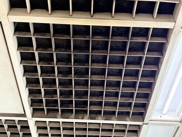 ▲▼忠孝復興站、忠孝新生站通風口大面積泛黑、灰塵堆積結塊，天花板明顯污漬。（圖／王欣儀辦公室提供）