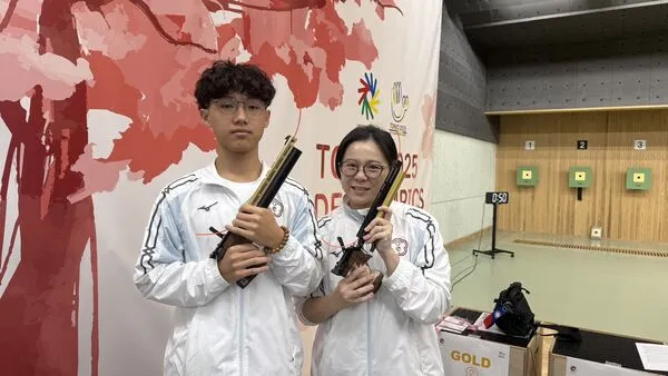 ▲許明睿(左)及高雅茹(右)選手搭檔發揮穩定實力，為我國斬獲10公尺空氣手槍混合團體項目銀牌、2025東京聽奧射擊代表隊奮勇奪銀，總統聞訊拍發賀電，由運動部鄭世忠政務次長(右)代轉。（圖／運動部提供）