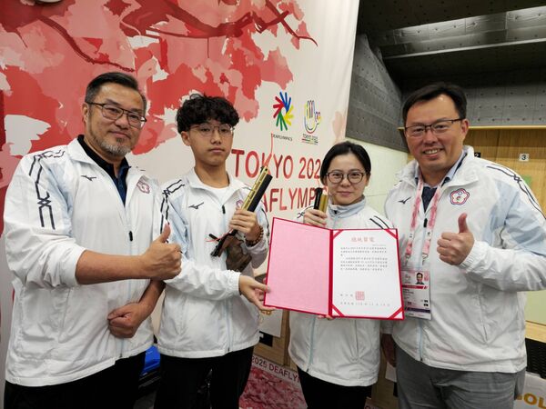 ▲許明睿(左)及高雅茹(右)選手搭檔發揮穩定實力，為我國斬獲10公尺空氣手槍混合團體項目銀牌、2025東京聽奧射擊代表隊奮勇奪銀，總統聞訊拍發賀電，由運動部鄭世忠政務次長(右)代轉。（圖／運動部提供）