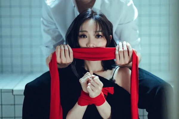 ▲▼ 閻奕格挑戰演出一個被困在有毒關係裡、毫無反抗能力的女性角色。（圖／格聲娛樂有限公司提供）