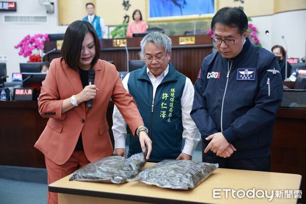 ▲市議員林燕祝於總質詢提出「尚好肥」產品疑義，要求市府釐清肥料與培養土分類。（記者林東良翻攝，下同）