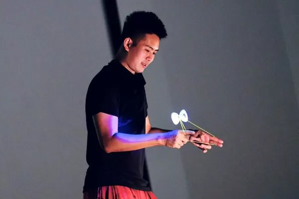 ▲▼溜溜球金氏世界紀錄楊元慶不慎遺失兒子背包，帶著兒子到土地公廟拜拜祈求找回寶可夢卡牌             。（圖／翻攝楊元慶臉書）