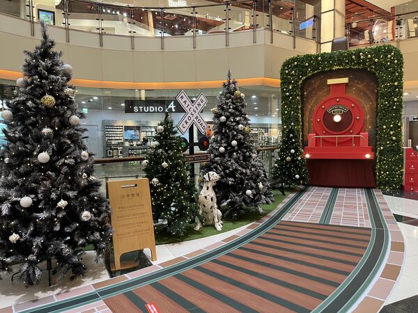 ▲大江購物中心今年以「501號聖誕夢幻車站」為主題打造。（圖／業者提供）