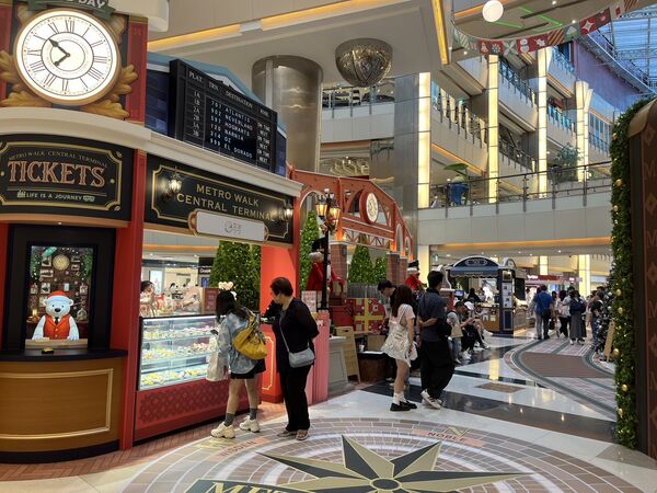 ▲大江購物中心今年以「501號聖誕夢幻車站」為主題打造。（圖／業者提供）