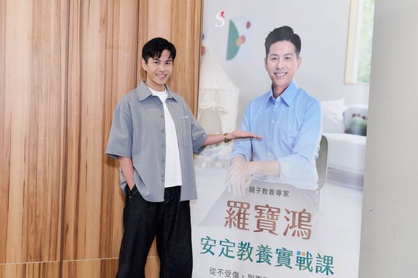 ▲親子教養專家羅寶鴻（中）開課，藝人佩佩（左）、蔡允潔（右）慕名而來，拜師學習！。（圖／有魚娛樂）