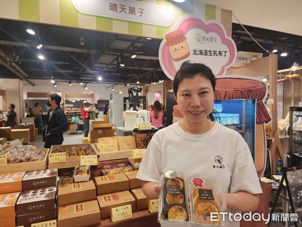 ▲新光三越台中中港店打造12公尺雪花聖誕樹，更舉辦大型「城鄉物產展」，期望以雙主題活動吸引年底的消費人潮。（圖／記者游瓊華翻攝）