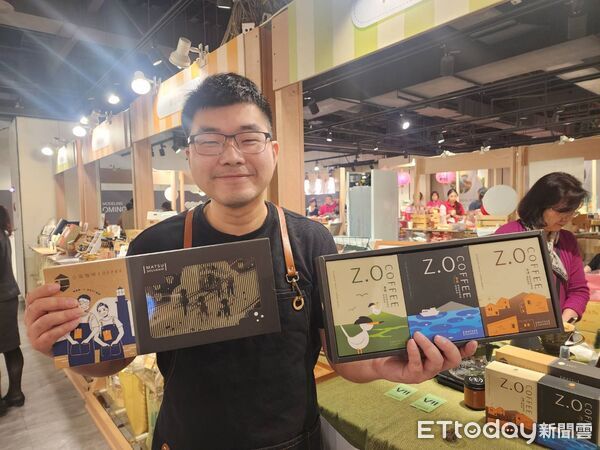 ▲新光三越台中中港店打造12公尺雪花聖誕樹，更舉辦大型「城鄉物產展」，期望以雙主題活動吸引年底的消費人潮。（圖／記者游瓊華翻攝）