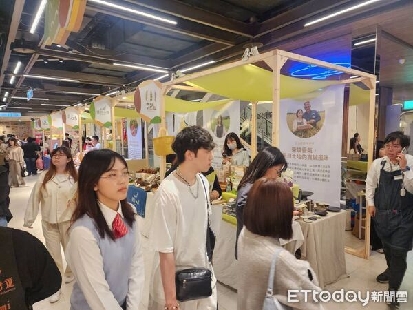 ▲新光三越台中中港店打造12公尺雪花聖誕樹，更舉辦大型「城鄉物產展」，期望以雙主題活動吸引年底的消費人潮。（圖／記者游瓊華翻攝）