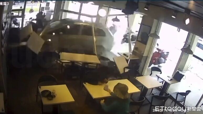 汽車猛撞進花蓮早午餐店釀2傷!現場畫面曝光 女駕駛喊:誤踩油門