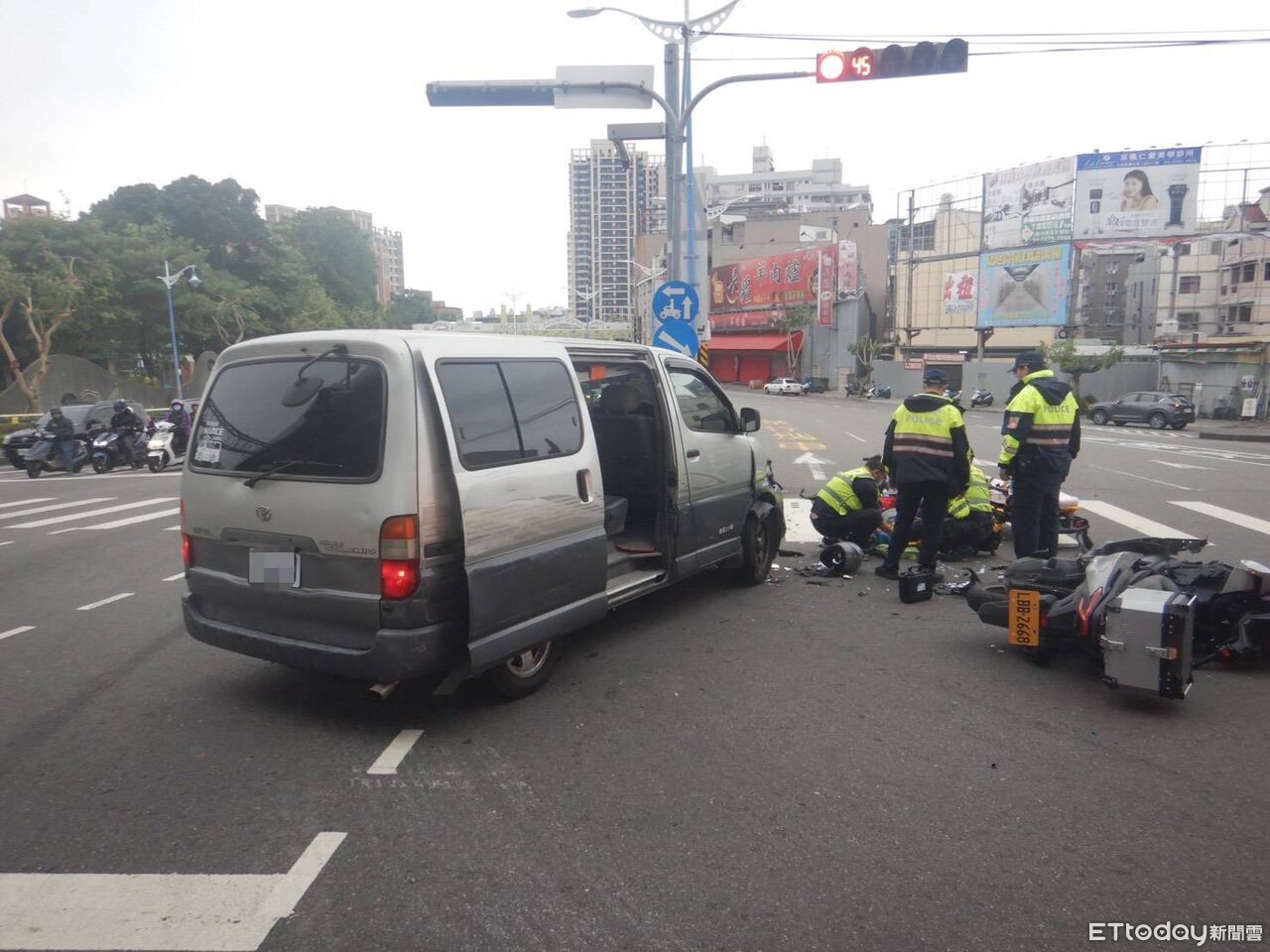 大里4hrs連兩撞驚嚇路人　2倒楣騎士1噴飛重摔1倒地