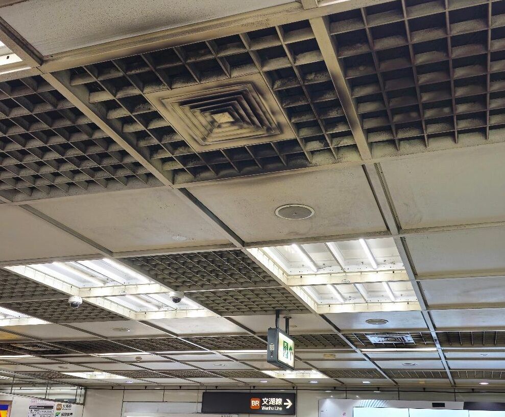 板南線大站天花板通風口積灰發霉　王欣儀批北捷：稽核制度形同失靈