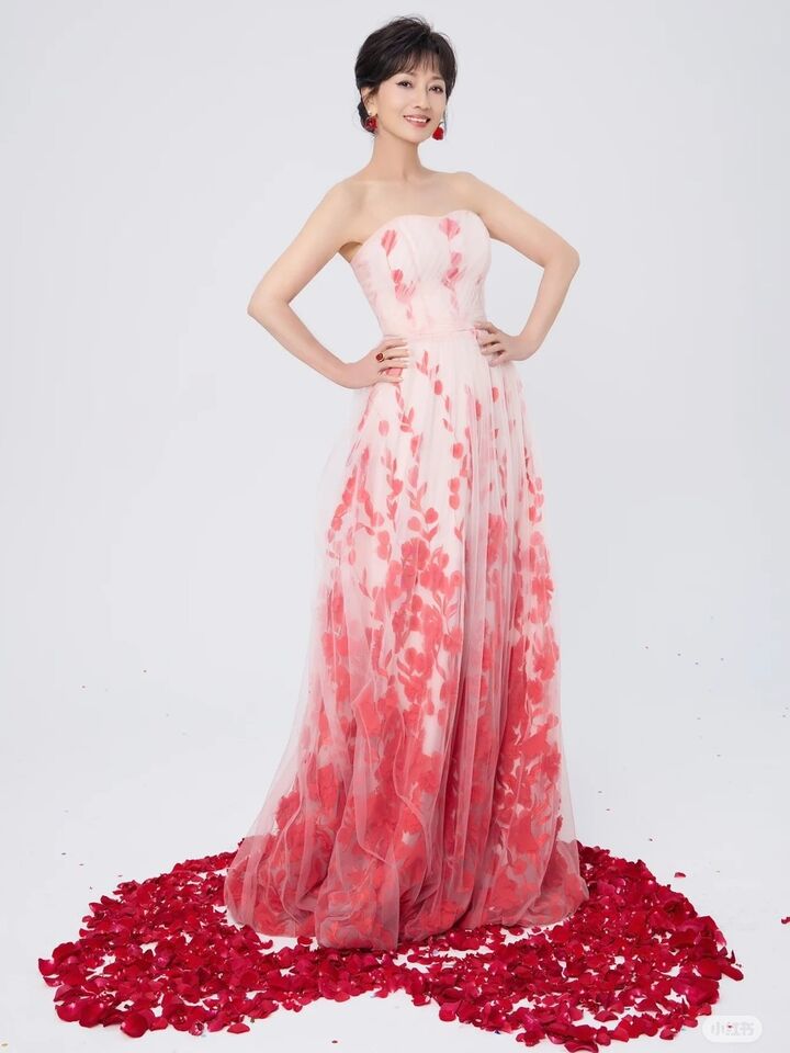 ▲趙雅芝於社群平台上傳照片歡度72歲生日以粉紅為主調的生日寫真。（圖／翻攝自微博／趙雅芝）