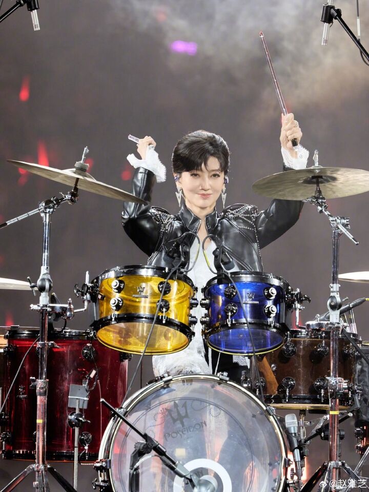 ▲趙雅芝於社群平台上傳照片歡度72歲生日以粉紅為主調的生日寫真。（圖／翻攝自微博／趙雅芝）