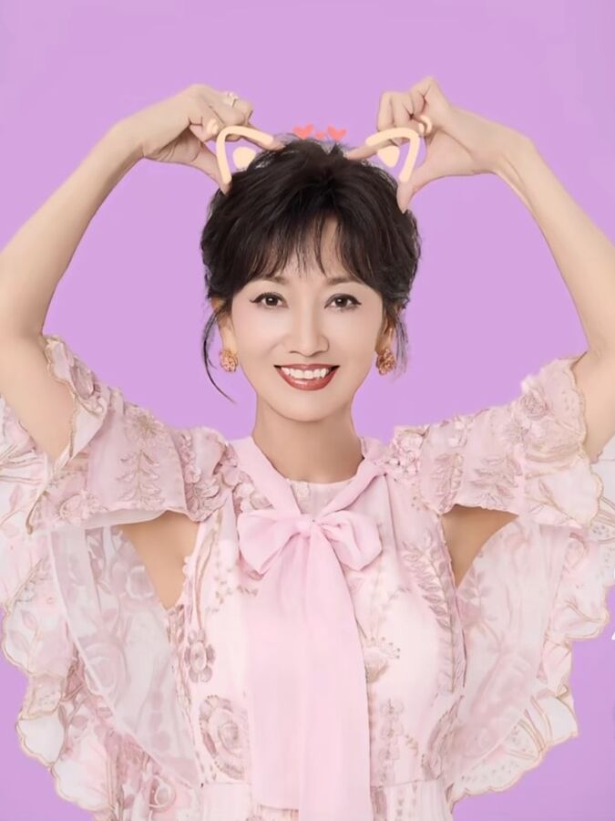 ▲趙雅芝於社群平台上傳照片歡度72歲生日以粉紅為主調的生日寫真。（圖／翻攝自微博／趙雅芝）