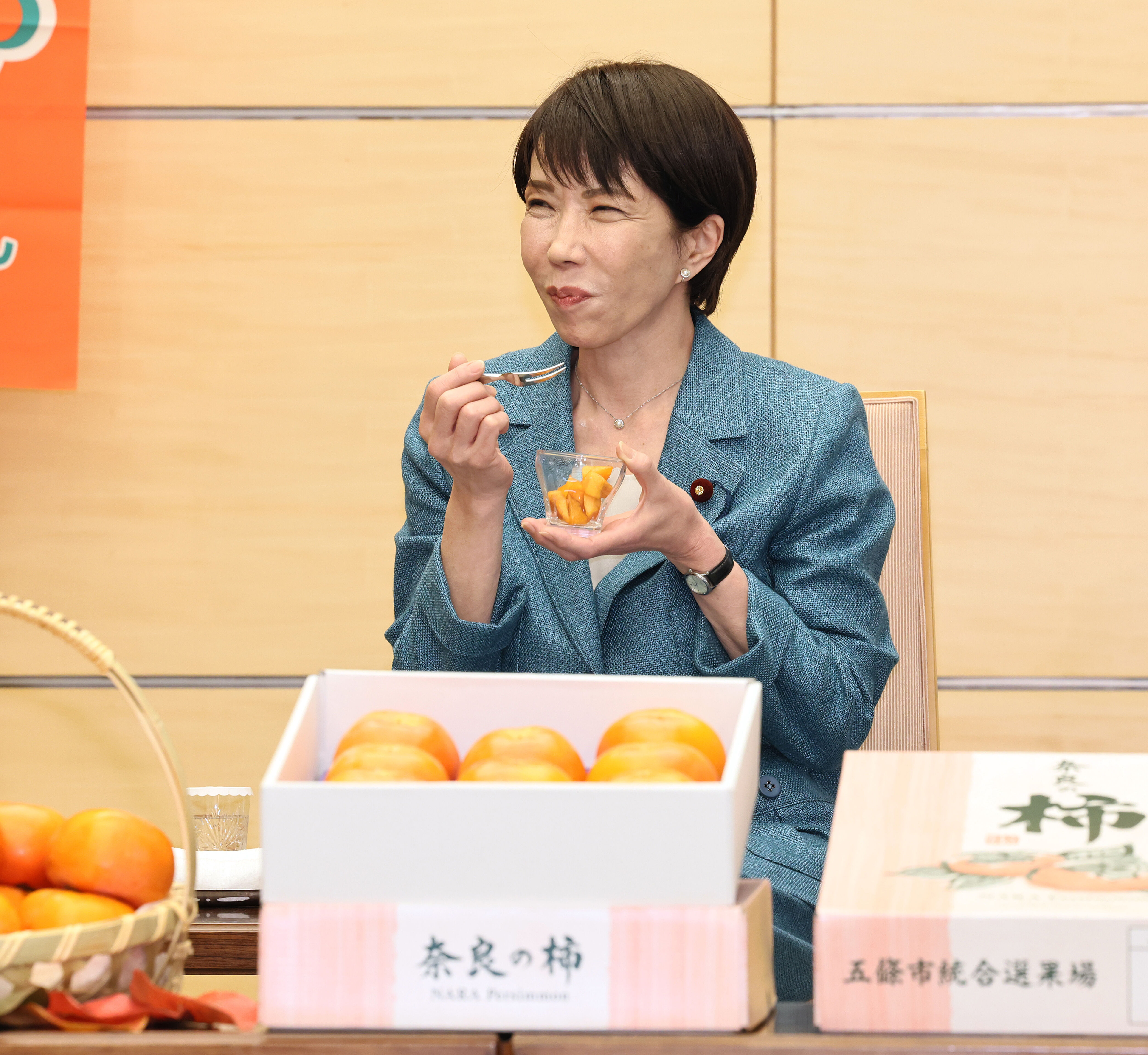 ▲▼日本首相高市早苗在總理官邸品嘗奈良出產的柿子。（圖／達志影像／美聯社）