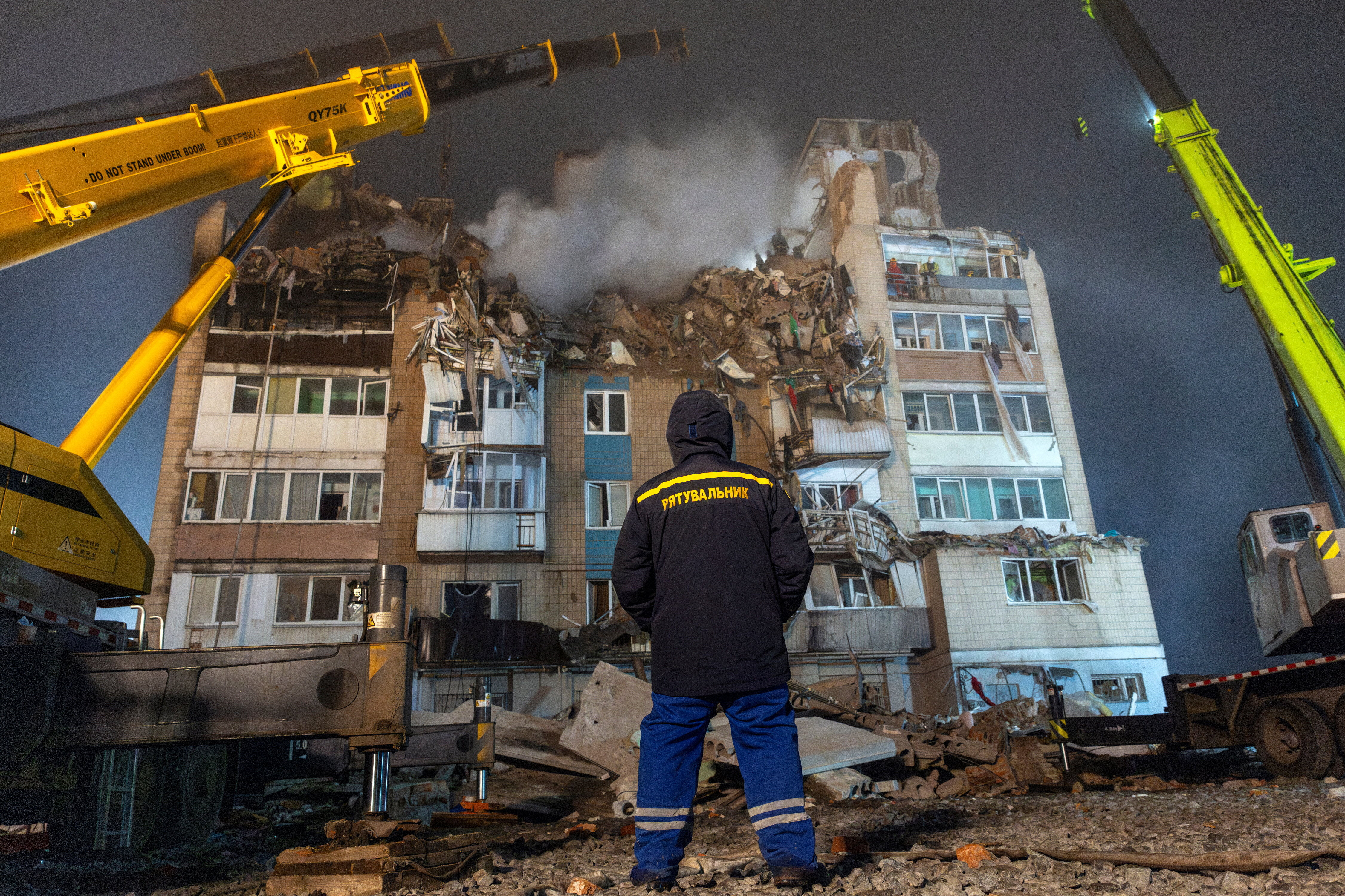 ▲▼ 烏克蘭西部特諾皮爾市（Ternopil）一棟公寓遭俄軍空襲。（圖／路透）