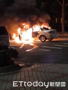 高雄驚魂車禍！駕駛撞公車、逆撞騎士後起火　路人英勇破車窗救人