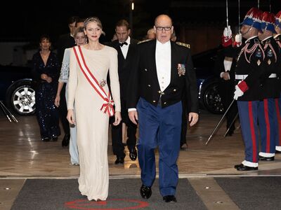 摩納哥王妃冠冕側戴更時髦　鑽石泡泡湧出華麗吸睛