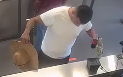 過海關「下體異常凸起」男辯稱太雄偉　檢查掏出2隻瀕危鸚鵡