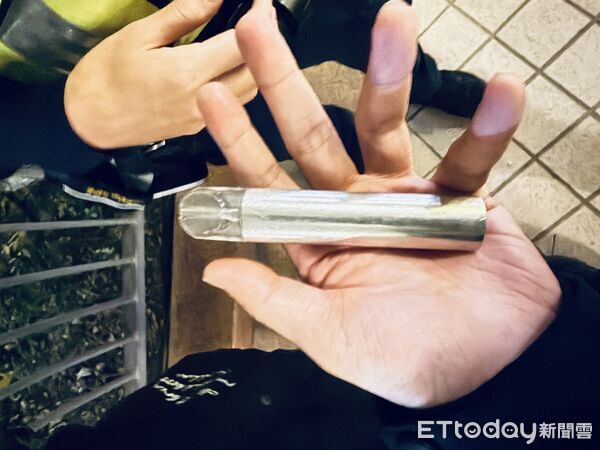 ▲▼陳姓男子在耶誕城攜帶毒咖啡包被查獲，少年抽依托咪酯喪屍煙彈被查獲，2名少年攜帶K他命香菸被查獲             。（圖／記者陳以昇翻攝）