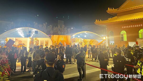 ▲天道盟正義會一名大哥15日晚間嫁女兒，在中壢大崙崇德宮席開120桌宴客，中壢警方與支援的霹靂小組員警荷槍實彈到場到場蒐證。（圖／記者沈繼昌翻攝）