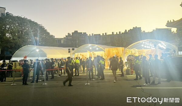 ▲天道盟正義會一名大哥15日晚間在中壢大崙崇德宮席開120桌宴客，中壢警方到場蒐證，引發賓客好奇。（圖／記者沈繼昌翻攝）