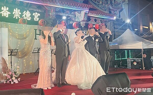 ▲天道盟正義會一名大哥15日晚間嫁女兒，席間一對新人上台感謝賓客祝福。（圖／記者沈繼昌翻攝）