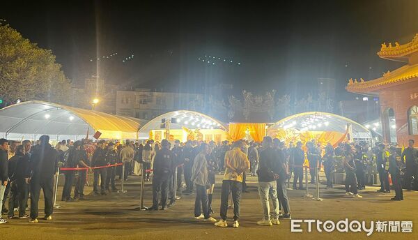 ▲中壢警方與支援的霹靂小組員警在場蒐證，避免意外發生。（圖／記者沈繼昌翻攝）