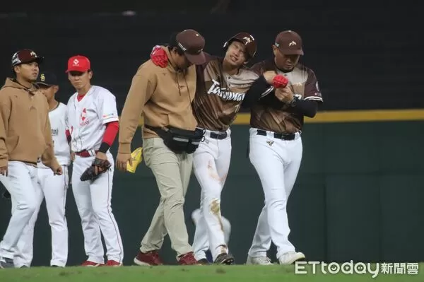 ▲▼蔡琞傑提前傷退，彭政閔攙扶。（圖／記者楊舒帆攝）