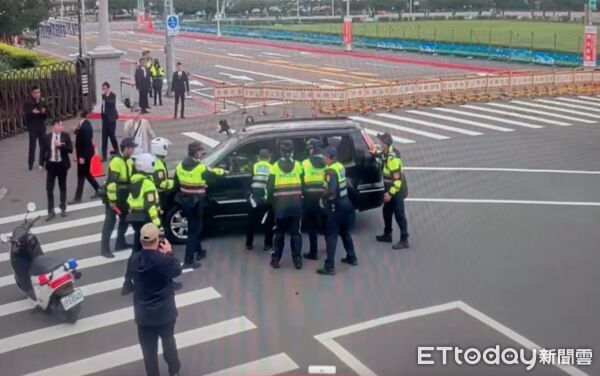 ▲▼無照男子衝撞總統府管制區，大批警力上前制止。（圖／記者邱中岳翻攝）