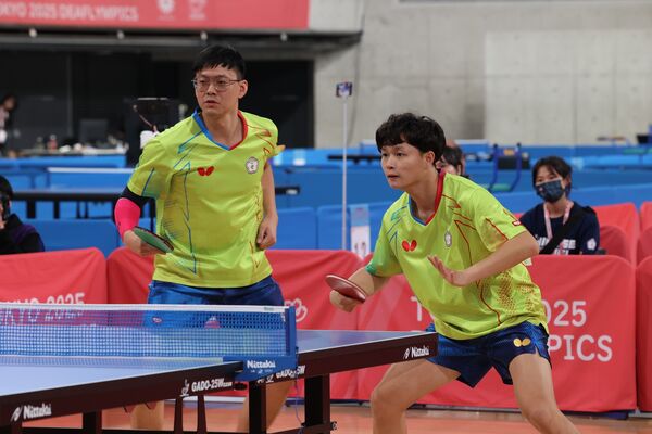 ▲盧仕杰(左)、郭岳東(右)選手聯手搭檔，首度於聽奧男雙賽事奪銅牌、楊榮宗(右)、王顗翔(左)聯手搭檔奮戰，於四強戰中以2比4拿下銅牌。（圖／運動部提供）