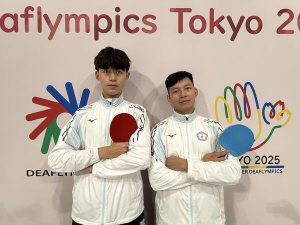 ▲盧仕杰(左)、郭岳東(右)選手聯手搭檔，首度於聽奧男雙賽事奪銅牌、楊榮宗(右)、王顗翔(左)聯手搭檔奮戰，於四強戰中以2比4拿下銅牌。（圖／運動部提供）