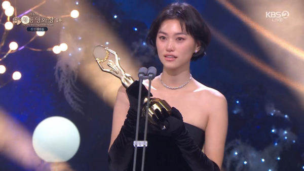 ▲▼I.O.I金度延哭著上台：我也想被認同⋯。（圖／翻攝自KBS）