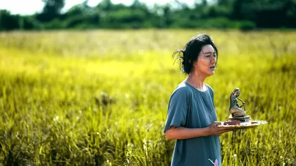 ▲范冰冰《地母》飾演農婦鳳音，在歷經喪夫之痛後，與一雙兒女（白潤因、許恩怡飾演）種地度日。（圖／海鵬提供）