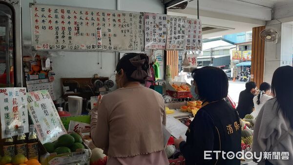 ▲台南市消保官聯合衛生局、經發局到場查察客製化果汁標價情形，要求業者立即揭露價格內容。（記者林東良翻攝，下同）